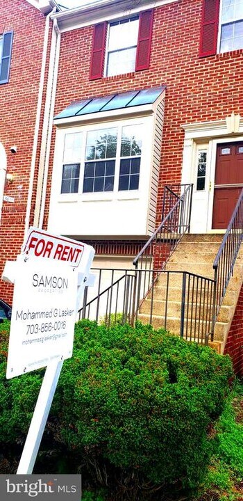 5613 Glenwood Mews Dr in Alexandria, VA - Building Photo