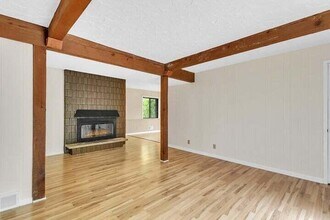 1422 S River Rd in New Berlin, WI - Building Photo - Building Photo