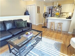 715 W Diversey Pkwy in Chicago, IL - Building Photo - Building Photo