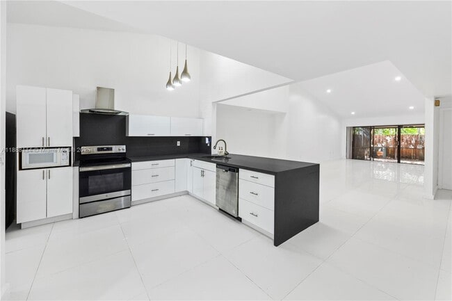 565 NE 199th Terrace in North Miami Beach, FL - Building Photo - Building Photo