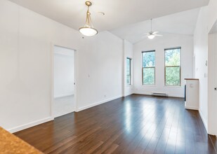 265 Ross Dr in New Westminster, BC - Building Photo - Building Photo