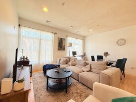137 Brighton Ave in Boston, MA - Building Photo