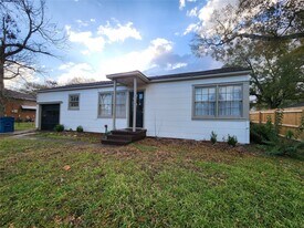 1104 E Sycamore St in Navasota, TX - Building Photo