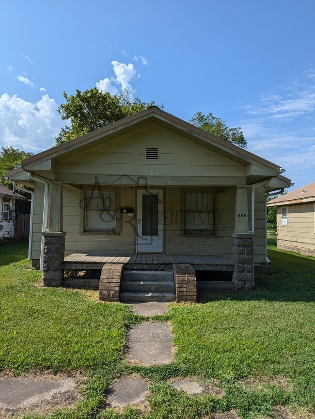 property at 908 E 8th St