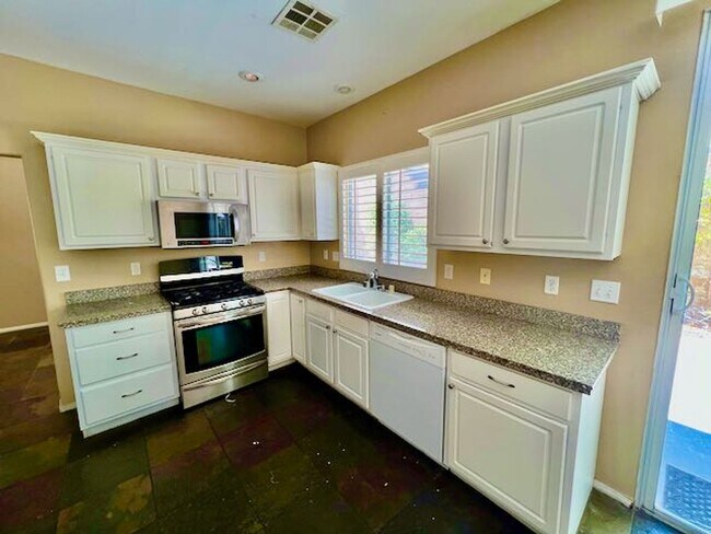 2455 Silver Sunrise Ln in Henderson, NV - Building Photo - Building Photo