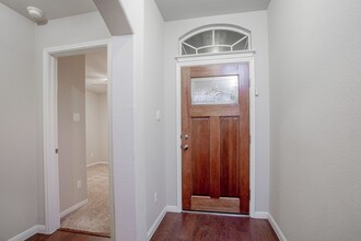 11516 Running Brush Ln in Austin, TX - Foto de edificio - Building Photo