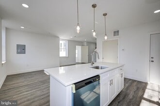 211 E Union St in Burlington, NJ - Foto de edificio - Building Photo
