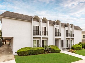 1738  Armacost Ave, in Los Angeles, CA - Foto de edificio - Building Photo