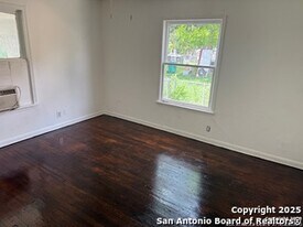 1940 Schley Ave in San Antonio, TX - Building Photo