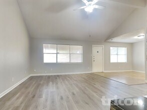 2047 Lexington Woods Dr in Spring, TX - Foto de edificio - Building Photo