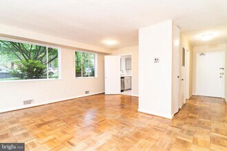 10500 Montrose Ave in Bethesda, MD - Building Photo - Building Photo