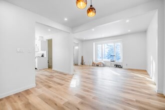 1819 Assiniboine Av in Winnipeg, MB - Building Photo - Building Photo