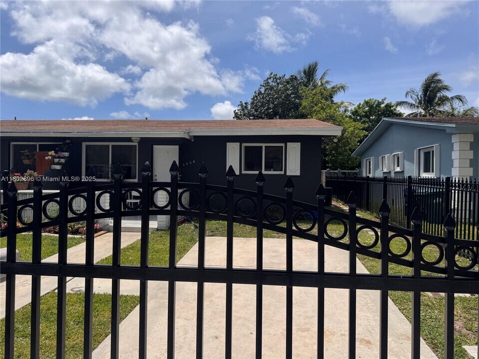 1360 NE 144th St in Miami, FL - Building Photo