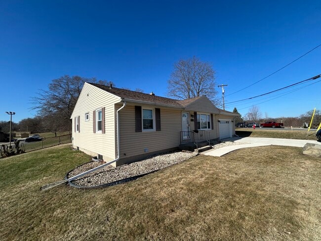 904 Nichols Rd in Monona, WI - Building Photo - Building Photo