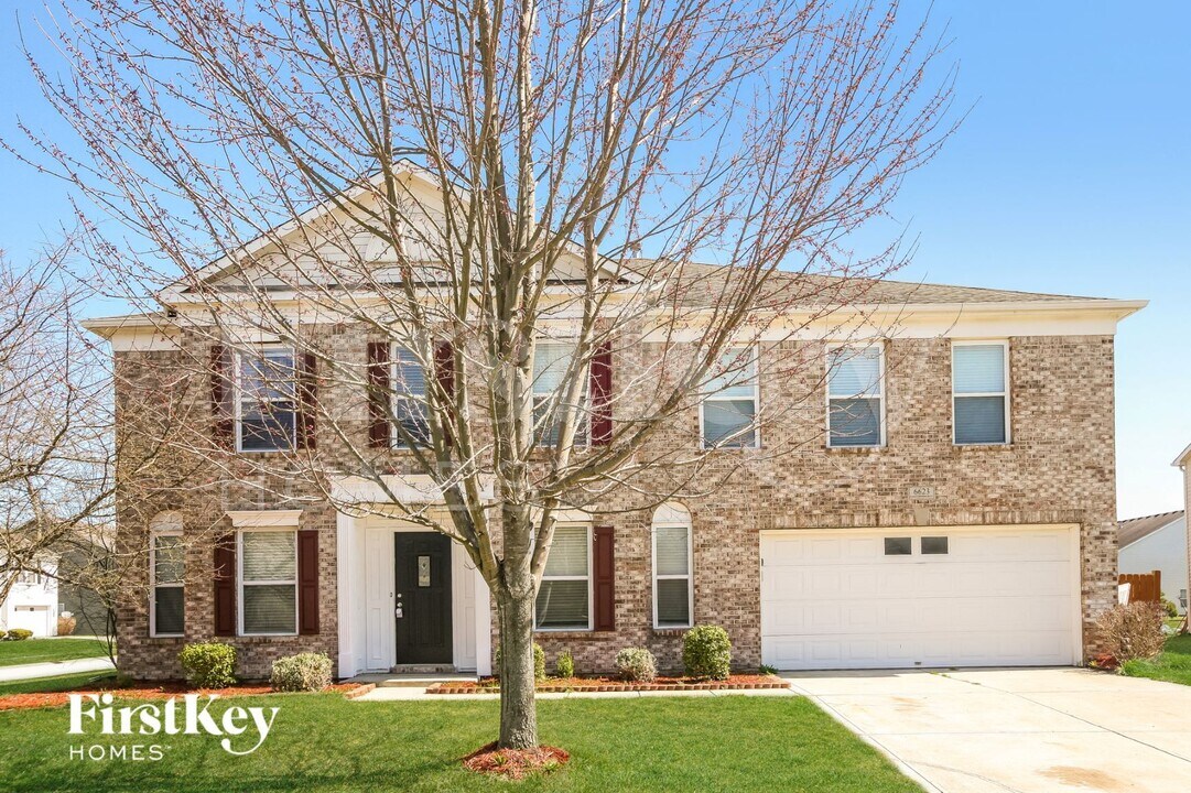 6623 Eagle Crossing Blvd in Brownsburg, IN - Building Photo