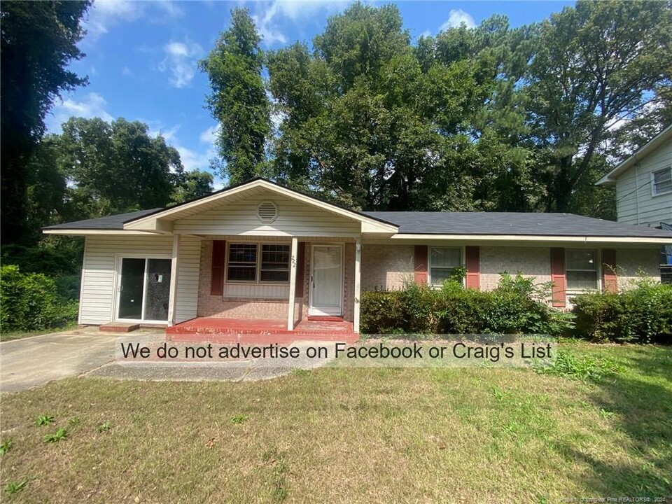 222 Lansdowne Rd in Fayetteville, NC - Building Photo