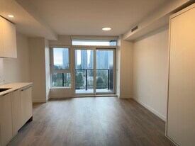 13738 Central Av in Surrey, BC - Building Photo