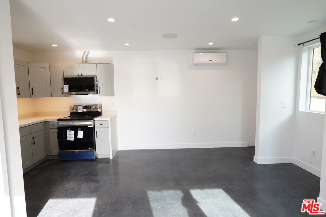 8830 Moonbeam Ave in Los Angeles, CA - Building Photo