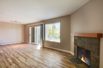 Sunset Shores Apartments in Kirkland, WA - Building Photo - Building Photo