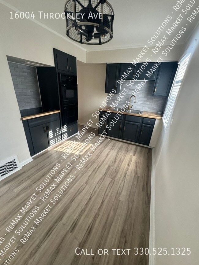 16004 Throckley Ave in Cleveland, OH - Building Photo - Building Photo