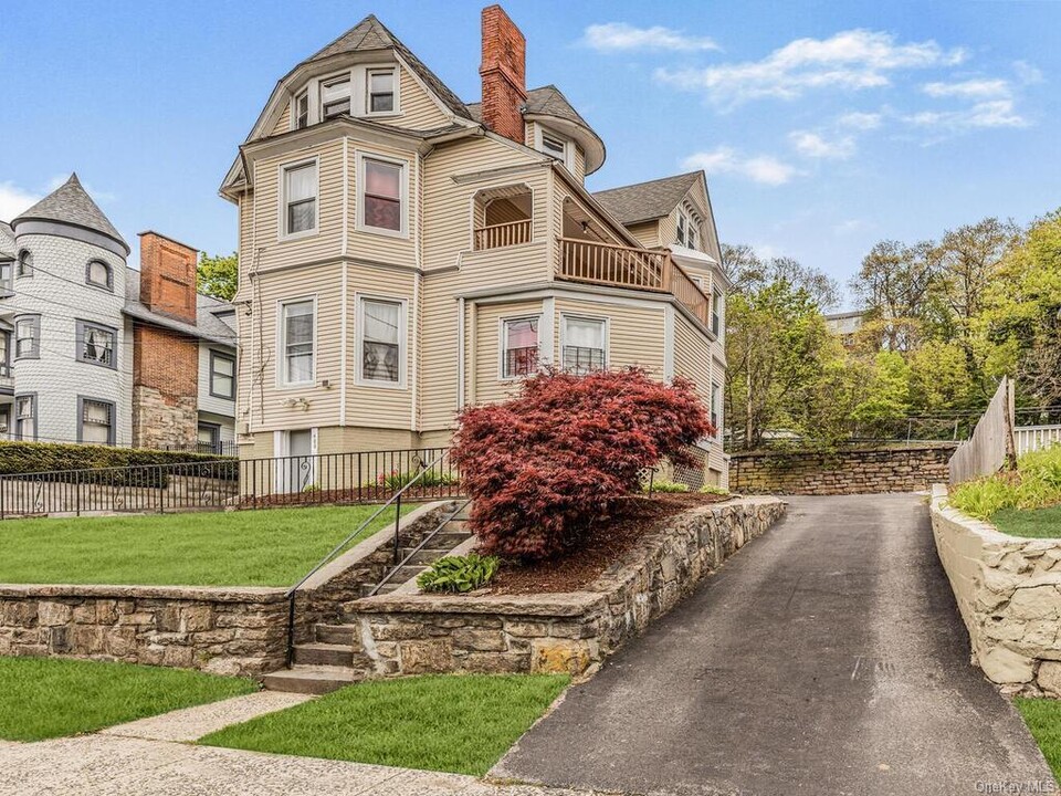488 Warburton Ave in Yonkers, NY - Foto de edificio