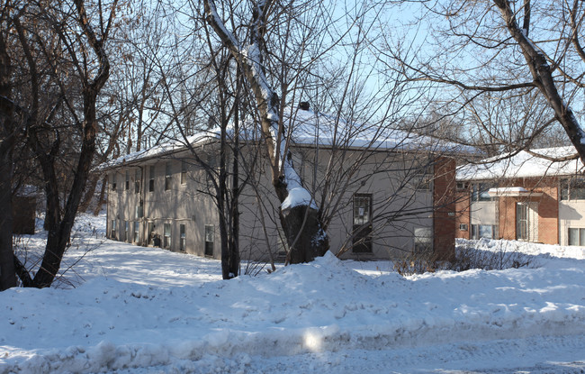 326 Dean Ave E in Champlin, MN - Foto de edificio - Building Photo