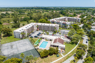 Aragon Condominium in Sunrise, FL - Foto de edificio - Building Photo