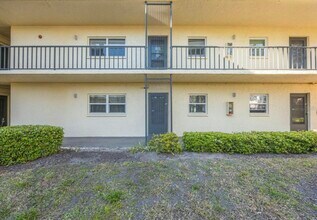 11485 Oakhurst Rd in Largo, FL - Building Photo - Building Photo