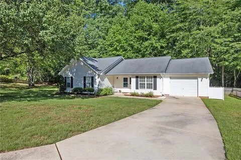 7406 Merry Oaks Ct in Greensboro, NC - Building Photo