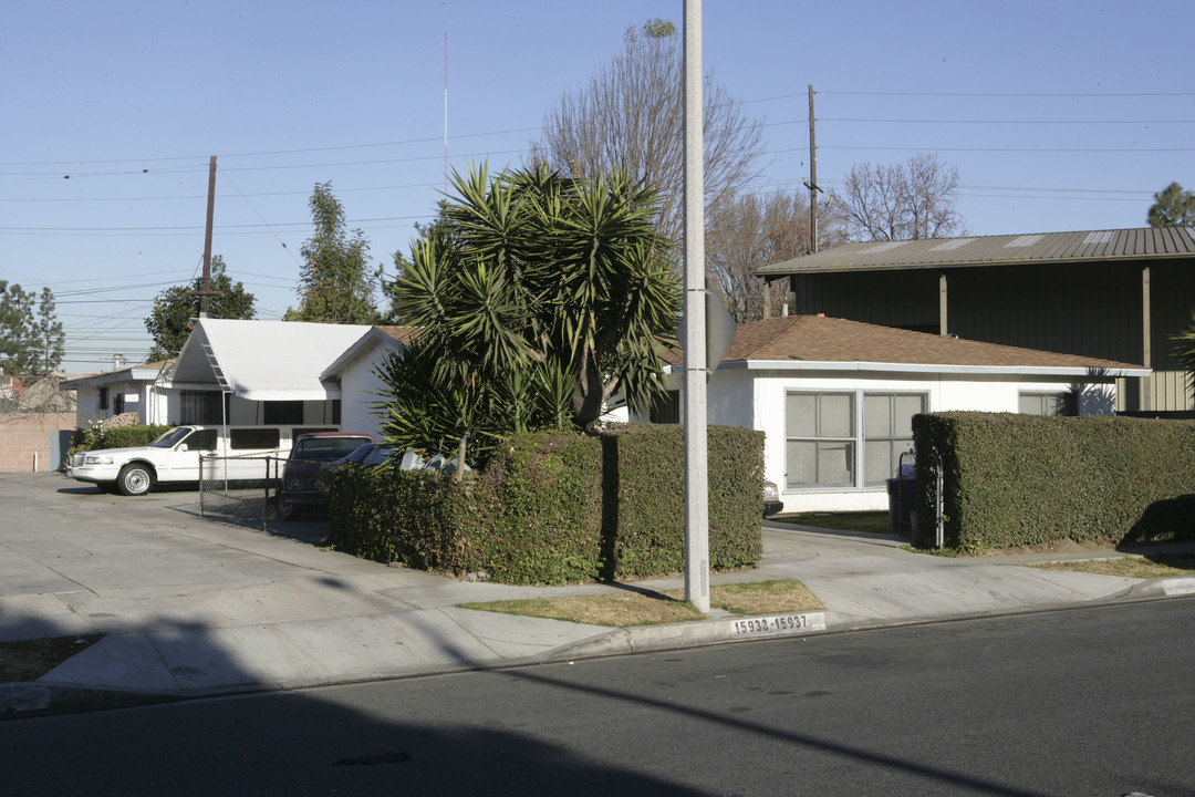 15933 Hunsaker Ave in Paramount, CA - Building Photo