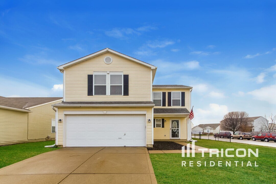 151 Snowflake Cir in Greenwood, IN - Foto de edificio