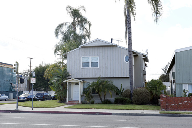 4503 Hazeltine Ave in Sherman Oaks, CA - Building Photo - Primary Photo