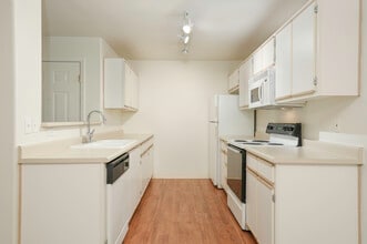 Woodview in Beaverton, OR - Building Photo - Interior Photo