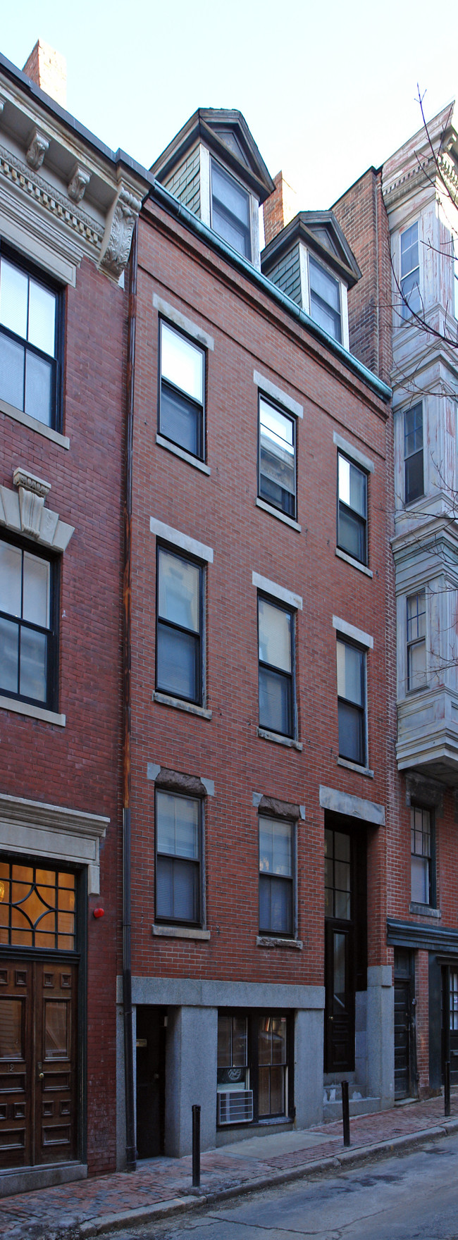 14 S Russell St in Boston, MA - Foto de edificio - Building Photo