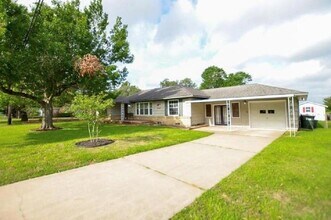 1116 N Meyer St in Sealy, TX - Building Photo - Building Photo