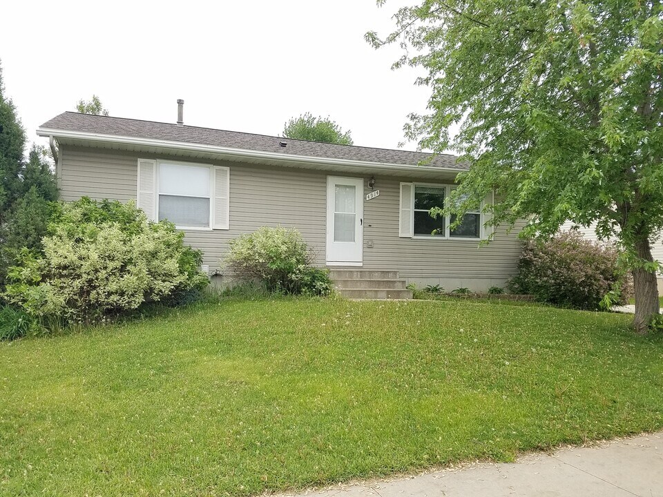 4914 25th Ave NW in Rochester, MN - Building Photo