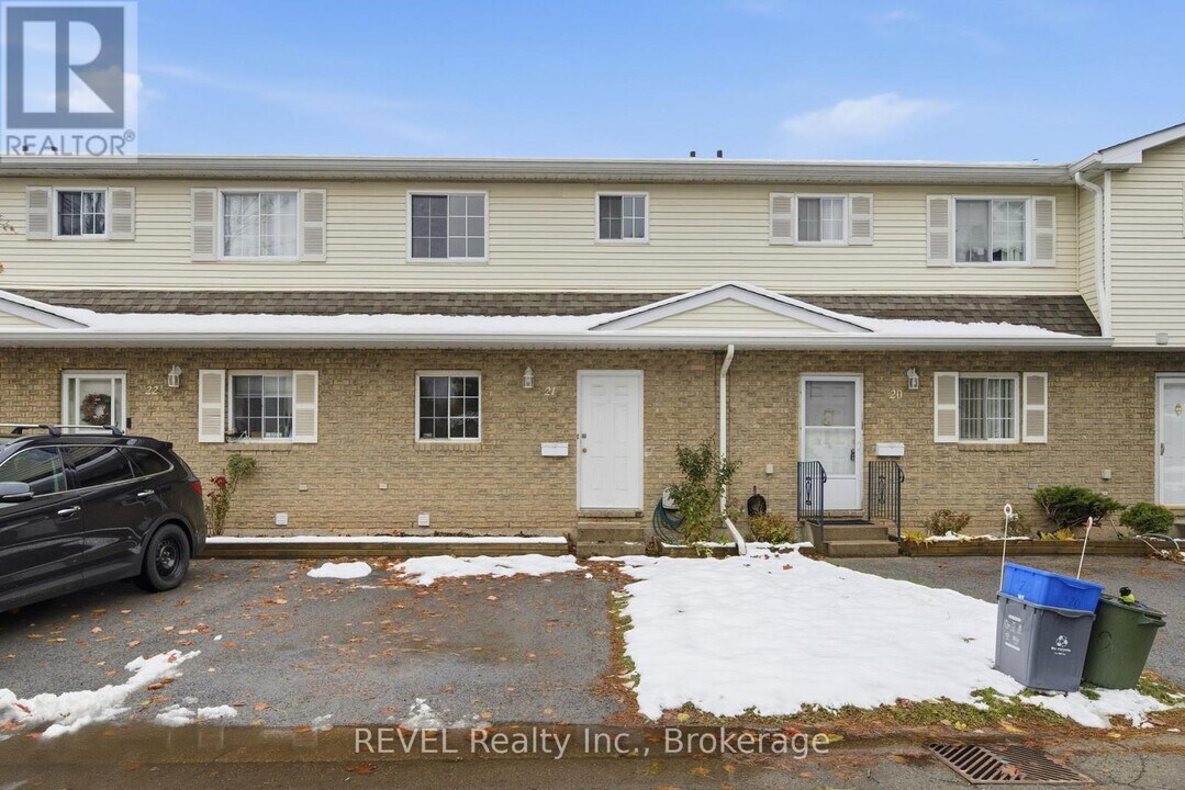 8136 Coventry Rd in Niagara Falls, ON - Building Photo