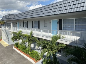 Tropical Villas in Lake Worth, FL - Building Photo - Building Photo