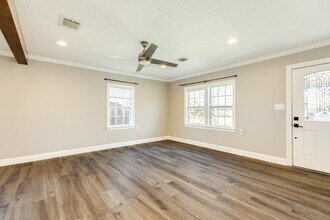 1614 Avenue F in Danbury, TX - Building Photo - Building Photo