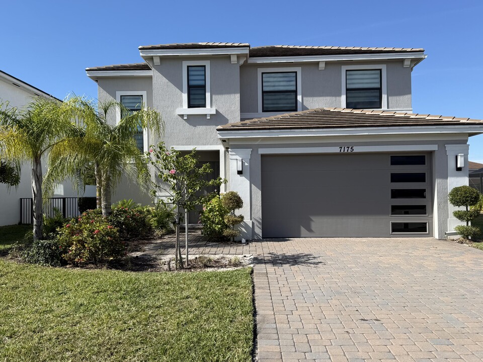 7175 Villamar Way in Greenacres, FL - Building Photo