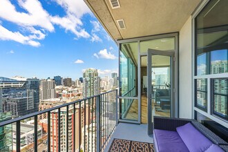 321 10th Ave, Unit 2402 in San Diego, CA - Foto de edificio - Building Photo