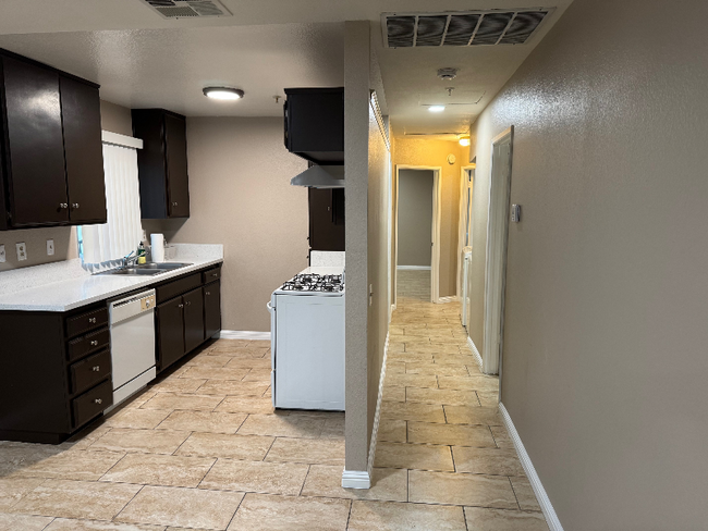 16645 Valencia Ave in Fontana, CA - Building Photo - Building Photo