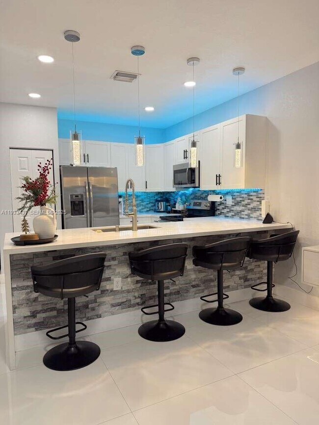 10598 West 33rd Ct in Hialeah, FL - Foto de edificio - Building Photo