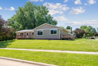 125 - 127 West Gate - Cedar Falls (Duplex) in Cedar Falls, IA - Building Photo - Building Photo