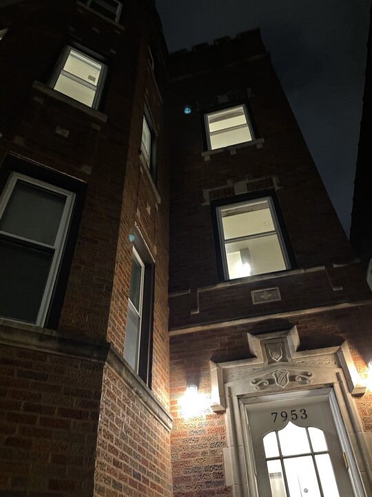 7953 S Essex Ave in Chicago, IL - Building Photo