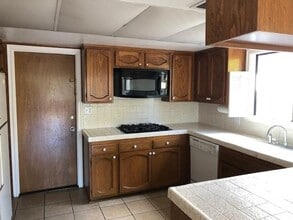 10640 Almond Ave in Oak View, CA - Building Photo - Building Photo