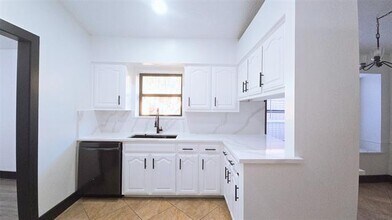 1933 Oakbluff Dr in Carrollton, TX - Building Photo - Building Photo