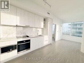 8 Wellesley St W in Toronto, ON - Building Photo - Building Photo