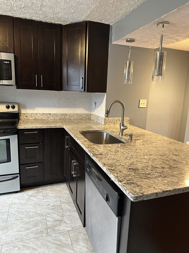 8018 Grandview Ct in Springfield, VA - Foto de edificio - Building Photo