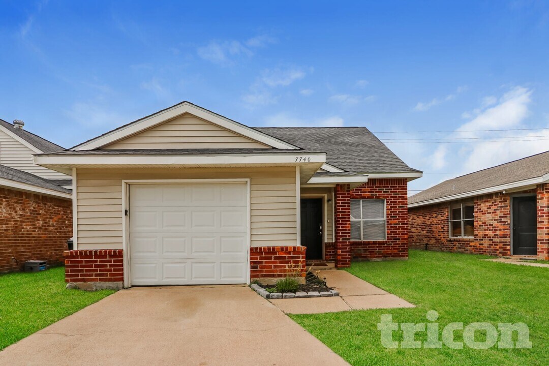 7740 Sign St in Missouri City, TX - Foto de edificio